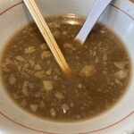 ラーメン 六太 - 『豚☆太ラーメン(小盛り)+味玉＆ニンニク』のスープ