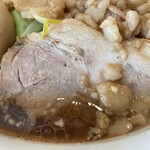 ラーメン 六太 - 『豚☆太ラーメン(小盛り)+味玉＆ニンニク』のチャーシュー