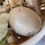 ラーメン 六太 - 『豚☆太ラーメン(小盛り)+味玉＆ニンニク』の味玉