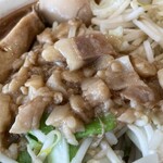 ラーメン 六太 - 『豚☆太ラーメン(小盛り)+味玉＆ニンニク』の背脂