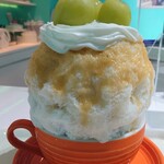 かき氷&デザート&カフェ ボンジョルネ - 別の日：プレミアムシャインマスカット氷2,500円✨トップはヨーグルトエスプーマでお願いし、中のレアチーズクリームと共に果実の甘酸っぱさや果皮のほのかな渋みと合う♪中のブルーベリーシロップも最高！
