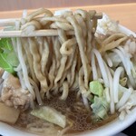 ラーメン 六太 - 『豚☆太ラーメン(小盛り)+味玉＆ニンニク』の麺