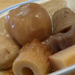 焼きもの家 慶 - お通しの根菜祭りにごぼうとこんにゃくが加わり、コンプリート感^_^。スープも美味しいので全部啜る。下手なおでんよりずっと美味しい。ただ、もうちょっと大きくて存在感のある人参と里芋をよそって欲しかった…