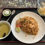 バンラック - パッタイとサイドメニューはグリーンカレーの他にもトムヤムクンなどから選べます