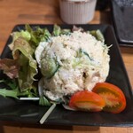 炭火やき 鶏煌 - ポテトサラダは鶏肉や玉ねぎもどっさりで380円。