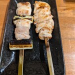 炭火やき 鶏煌 - お任せ5本の最初の2本。