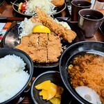 とん吉 - 家内は彼女からする定番を。
                                ヒレカツと大きな海老フライ。