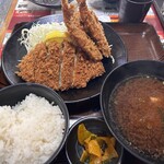 とん吉 - 家内の弟
                                ロースと大きな鯵フライを定食で。
                                本当にこの鯵フライ大きくて二度見。
                                吃驚くりびつでした。