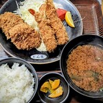 とん吉 - 拙オーダーは初めまして。
      ひと口ヒレカツと海老フライ。
      “ 大きな ” を謳ってませんが、
      十分此れで大きいです。