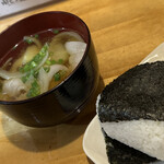 焼きもの家 慶 - 〆の味噌汁@200円+明太子おにぎり@200円。この玉ねぎとジャガイモの味噌スープが、本日の最高峰だったかも知れない。