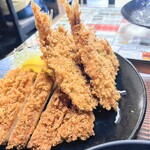 とん吉 - 鯵フライ、身振りビッグサイズが
                                2枚載ってます。こりゃー膨満‼️