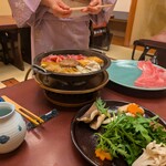 人形町今半 本店 - すき焼き風景 ... 焼いてくれます