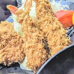 とん吉 - 逆アングルから。海老も美味しい。