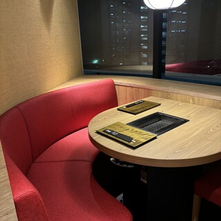 窓側カップル個室はデートや記念日にどうぞ！