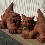 焼きもの家 慶 - 隣の店のシーサーに挨拶して帰る。年中無休のように謳っていてしょっちゅう休む店は嫌いだ。