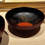 温石 - 吟味された景色の良い塗りの椀、お椀の蓋に水滴をつけるのは、茶懐石に由来します。いくつか説がありますが、今度伺ったら、大将にも聞いてみよう