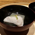 温石 - ほろほろの白甘鯛は薄く片栗粉をまぶし湯に潜らせて冬瓜　柚子　酢橘に出汁を。究極の美学の結晶だと思いました。気管支が細い為、粗めの出汁だと噎せますが、温石さんの出汁は、すっと飲めます。