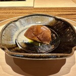 温石 - 胴満蟹の風味が残る器に蒸した肉厚の椎茸　じっくりと中まで火が入って柔らかいです。