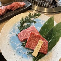 飛騨牛一頭家 馬喰一代 長良本家 - カイノミ→「最とび」　奥に映っているのが赤身(上)