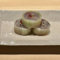 温石 - 鯵の胡瓜巻 梅肉添え　薄い胡瓜に巻かれた焼津の鯵は、透明で鮮度抜群、格別な美味しさ