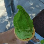 ますだ茶舗 - 抹茶ソフトクリーム500円斜め上(2024.9.7)