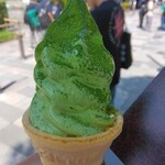 ますだ茶舗 - 抹茶ソフトクリーム500円、横(2024.9.7)