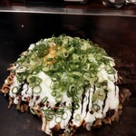 てっぱん紅白 - モダン焼きイカ豚ネギかけ目玉焼き乗せ