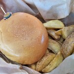 ヌヌース - 八甲田牛のダブルチーズバーガーとローズマリーポテトのセット　1500円