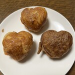 デニッシュハート - 上から時計回りにマロン、ミルクチョコ、ミニシュガー