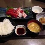 まぐろ丼　加一 - 旬の刺身盛合せ定食：1575円（2013.10.21）