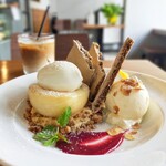 ウルスブラン - ・桃のイートンメス1150円・アイスカフェラテ450円  ウルスブランさんの季節ごとに変わるイートンメスが美味しい。