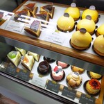 ウルスブラン - ショーケース　ケーキも豊富
