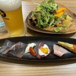 Piccolino - 前菜とサラダでビール一杯いけちゃいます。