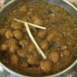 インド料理 パリワル - このひよこ豆カレーが揚げパンと良く合うこと