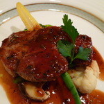 ポン ピエール - 【仔牛ヒレ肉のステーキ、バルサミコと黒オリーブのソース】