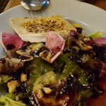 バル ポルティージョ - チーズいりサラダ