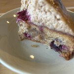 パティスリー リョーコ - 素朴な外見の内側に隠れたカシスの濃いピンクにいきなりギャップ萌え！