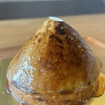 パティスリー リョーコ - あ、側面から食べて行って上のシールが落ちたら負けになるやつかも？うん、癒される。