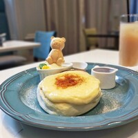 神戸牛洋食アモナ - ・ブリュレパンケーキ880円・とろみある白桃700円　神戸牛洋食屋さんでカフェタイム（15～17時）に提供されてるふわっふわパンケーキ。
                    