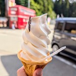 山のはちみつ屋　ピザ工房 - 隣接の「山のはちみつ屋」のはちみつソフトクリーム。サイコロで8を出すと蜂型チョコが8個に増えます。後ろはロンドンの赤い二階建てバス