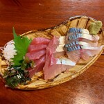 まぐろ坊 - 料理写真:生マグロ、シオ（カンパチの若魚）、サバ