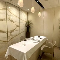 銀座 レカン - 個室、大理石の壁が綺麗