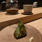 KHAO - ジンソム 豚 豚耳 バナナの葉