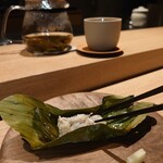 KHAO - ジンソム 豚 豚耳 バナナの葉