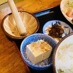 とんかつ丸三 - 冷奴もなかなか♫