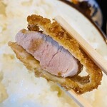 とんかつ丸三 - 厚みはこんな感じ、衣は剥がれ気味笑