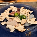 ジェンティーレ - ♦鮮魚 上段から時計回りに、鰹、ウチワハギ、モクアジ  白身魚は少し寝かせてありネットリとした旨味や甘みが感じられます♬ 地元の長谷川農産さんから仕入れる、生でとても美味しい、大きなマッシュルームのスライスがタップリで見た目も華やか(*’∇’)ﾉﾞ