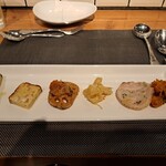 ジェンティーレ - ♦前菜６種の登場です♬ 右から、夏野菜トマト煮込みのカポナーラ、ゴーヤを鶏肉で巻いたインボルティーニ、発酵大根とシラスを使ったクリーム和え、蓮根とタラのトマト煮、落花生と野菜のケーキ、ベーコンとピーマンのイタリア風オムレツ  発酵大根は酸味が効いていてとても美味しい 鶏肉の巻物はとてもジューシーで甘みも旨味もタップリと溢れだします