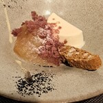 ジェンティーレ - ♦デザート リコッタチーズを使用したパンナコッタは硬めで味は濃厚、ブドウのゼリーとイチジクのグラニテ デザートはどれも甘み控え目で好み♡ 胡桃の入ったビスコッティは歯が丈夫な方向けだけど美味しい♪