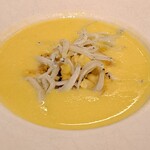 ジェンティーレ - ♦トウモロコシの冷製スープ ゴールドラッシュを使用しており、とても甘く旨味も凝縮されてます トッピングのシラスの程良い塩味が良いアクセントになっていてとても美味しい